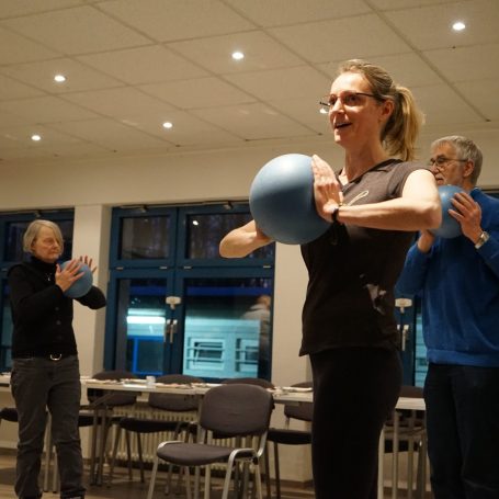 Mann auf der Matte mit Pezziball.